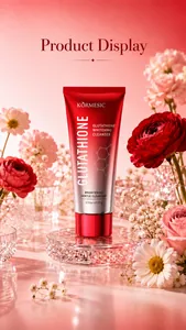 Επαγγελματική παρουσίαση του KORMESIC Glutathione Whitening Cleanser σε φόντο λουλουδιών.