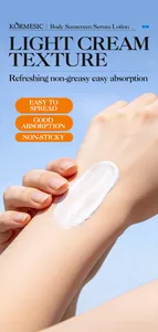 Détail montrant la texture crème légère et rafraîchissante de la lotion solaire KORMESIC.