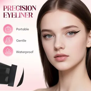 Λεπτομερής μακροεντολή του εφέ ακριβείας eyeliner με αδιάβροχο στυλό σφραγίδας