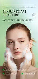 Mujer usa limpiador facial anti-acné con rica textura de espuma para el cuidado suave
