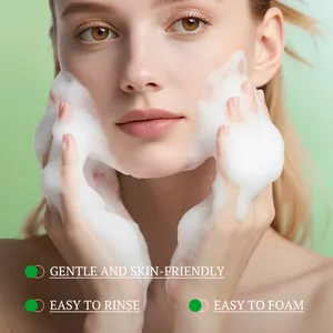 Limpiador facial KORMESIC con espuma blanca rica para una limpieza suave