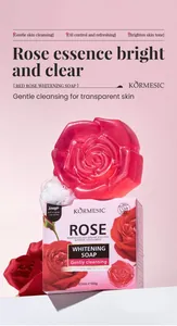Vista detallada del jabón en forma de rosa sobre caja KÖRMESIC con aroma floral refrescante