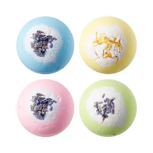 Set de cuatro bombas de baño coloridas con pétalos de flores secas para hidratación