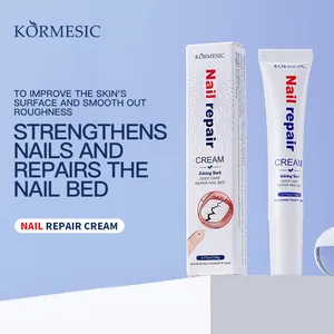 Gros plan de l'emballage de la crème réparatrice pour ongles KORMESIC et ses bienfaits.