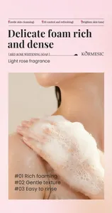 Detalle que muestra la textura de espuma rica y densa del jabón de rosa en la piel
