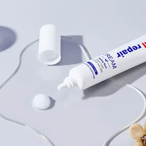 Vue détaillée de la crème réparatrice KORMESIC avec une texture blanche sur plaque claire