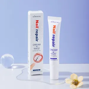 Gros plan professionnel du tube de crème réparatrice pour ongles Kormesic et son emballage