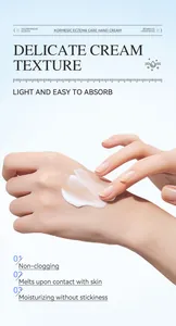 Gros plan de la crème mains KORMESIC montrant sa texture délicate et fondante.