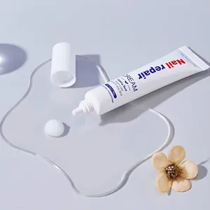 Crème réparatrice Kormesic pour le soin profond des ongles et des mains sur support clair