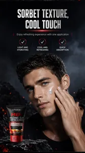 Primer plano de la textura sorbete de un limpiador facial en el rostro masculino.