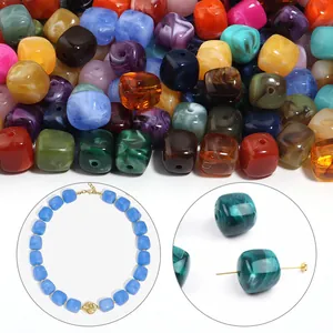 Detalle de cuentas cuadradas de acrílico jaspeado para la creación de joyas artesanales.