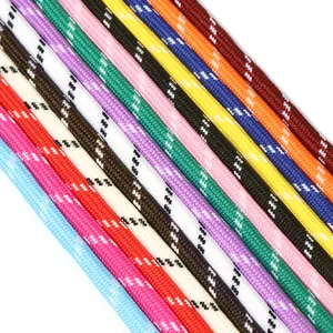 Dettaglio ravvicinato di cordini intrecciati per cellulari in vari colori vivaci