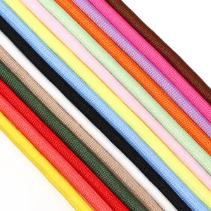 Primer plano de paracords de poliéster de colores con textura tejida para manualidades