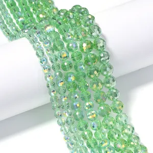Primer plano de cuentas de cristal facetado verde para joyería DIY con acabado brillante.