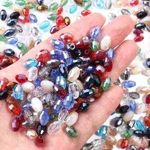 Primo piano di perle di cristallo sfaccettate colorate per gioielli fai da te.