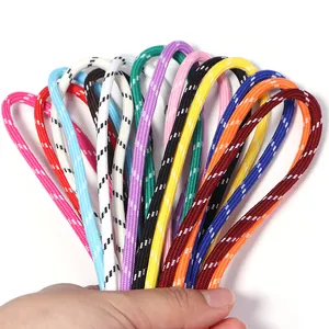 Dettaglio ravvicinato di cordini per telefono intrecciati colorati con vari motivi e colori.