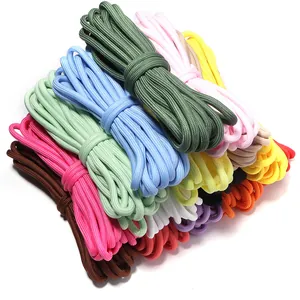 Vista detallada de varios paquetes de paracord de poliéster coloridos para proyectos DIY