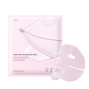 Vue macro détaillée d'un masque en gel au collagène rose et de son sachet d'emballage