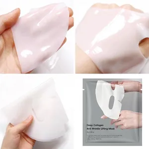 Gros plan sur la texture du masque au collagène rose et emballage du masque anti-rides