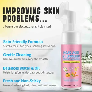 Marketing-Detail des Kojic Acid & Turmeric Mousse Cleanser zeigt hautfreundliche Vorteile