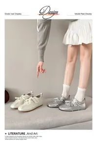 Zilveren en crèmekleurige satijnen ballet sneakers met klittenband en 5 cm plateau detail