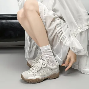 Elegante Ballett-Leder-Sneaker für Damen mit Perlen- und Spitzenverzierung.