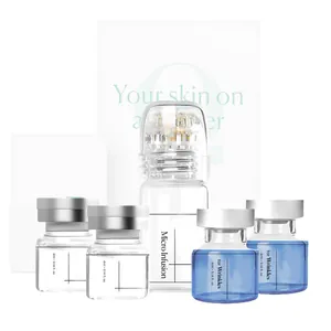 Makroaufnahme des Mikrominfusions-Applikators und vier 4-ml-Gesichtsserum-Fläschchen