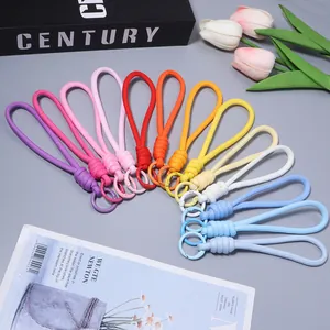 Détail de cordons tressés multicolores pour bouteilles d'eau, clés USB et téléphones