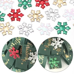 Detalle de lentejuelas de copos de nieve de Navidad coloridos para decoraciones DIY