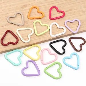 Vista dettagliata di vari moschettoni in alluminio colorati a forma di cuore fai-da-te