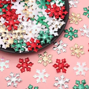 Vista detallada de lentejuelas de copos de nieve de colores para decoración de Navidad