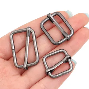 Detalle de tres hebillas de ajuste de metal gris para correas de bolsos DIY