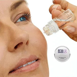 Sistema di micro-infusione per la cura del viso applicato sulla guancia di una donna.