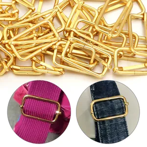 Detalle de hebillas deslizantes de metal dorado en diferentes correas