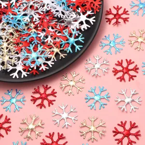 Primer plano de lentejuelas de copos de nieve de colores para manualidades de Navidad