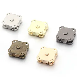 Nahaufnahme von 14mm magnetischen Pflaumenblütenknöpfen in fünf Metallfarben für Taschen