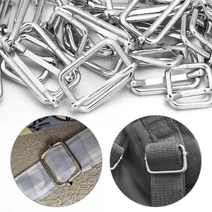 Detalle de hebillas metálicas plateadas para el ajuste de correas de bolsos y maletas