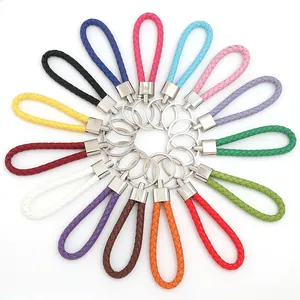 Vue rapprochée de plusieurs cordons tressés colorés disposés en cercle pour clés