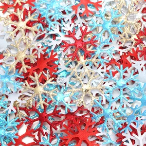 Primer plano detallado de lentejuelas de copos de nieve de Navidad para manualidades DIY.