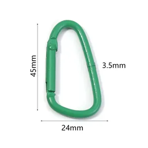 Dettaglio di un moschettone in alluminio verde con dimensioni 45mm x 24mm x 3.5mm.
