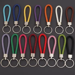 Vue rapprochée de cordons en cuir PU tressé colorés avec des anneaux métallicos argentés