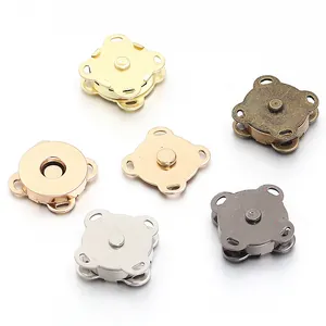 Nahaufnahme von 14mm Eisen Magnet-Pflaumenblüten-Schnallen in fünf Metallfarben