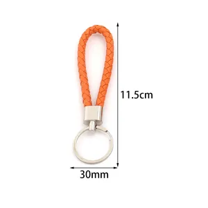 Vue détaillée d'un cordon tressé orange, 11,5 cm x 30 mm sur un fond blanc neutre.