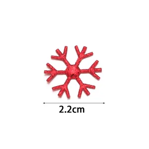 Vista detallada de una lentejuela de copo de nieve rojo metálico de 2,2 cm para Navidad