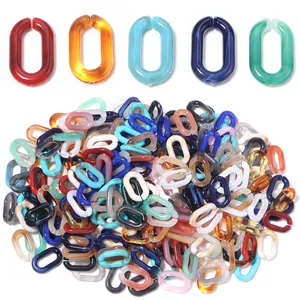 Detailopname van gekleurde acryl U-vormige schakels voor DIY-sieraden