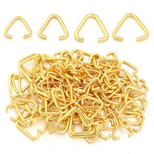 Vista detallada de hebillas triangulares de metal chapado en oro para bricolaje de bolsos