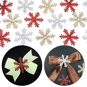 Detalle de lentejuelas de copos de nieve de Navidad para decoración de lazos de bricolaje.