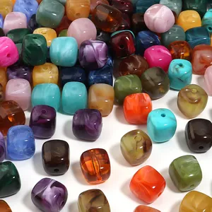 Vista detallada de cuentas cuadradas de acrílico marmoleado para joyas DIY y cadenas