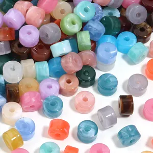 Detalle macro de cuentas de acrílico marmoleadas para creación de joyas DIY.