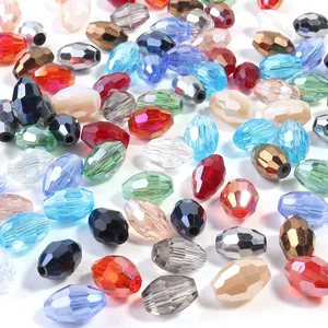 Primo piano dettagliato di perle colorate in cristallo sfaccettato per gioielli fai-da-te.